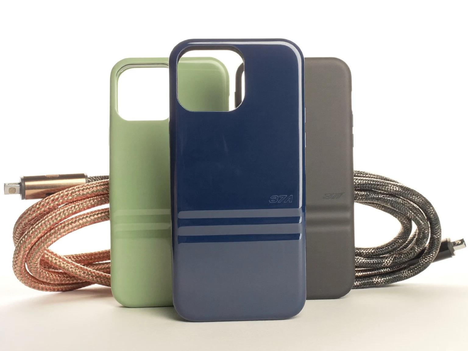 Illustrazione generata: composizione conclusiva con accessori per telefoni